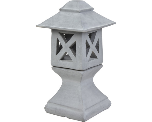 Trädgårdslampa i sten med en fyrkantig lampkropp och ett pyramidformat tak