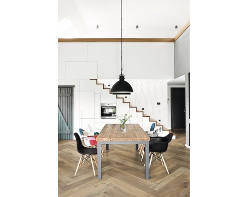 Ljust vardagsrum med matbord, stolar, trappa och hänglampa