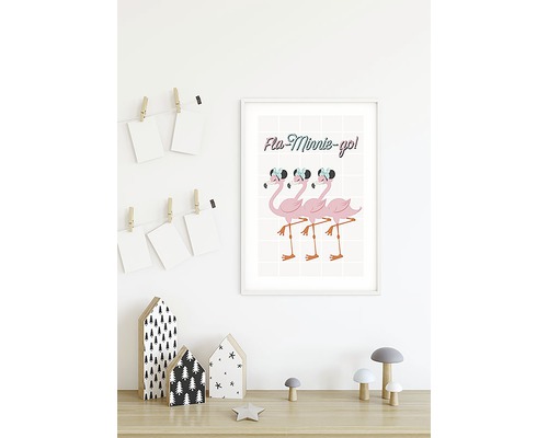 Dekorativt barnrum med flamingobild i ram och små trädekorationer.