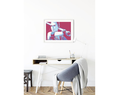 Arbetsrum med skrivbord, stol och inramat Star Wars konsttryck