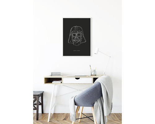 Scen med skrivbord, stol och inramad Darth Vader-affisch på väggen.