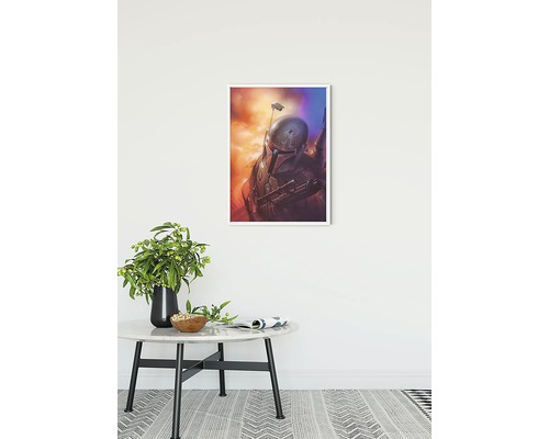 Dekorativ bild med inramat Star Wars-motiv på väggen ovanför ett sidobord