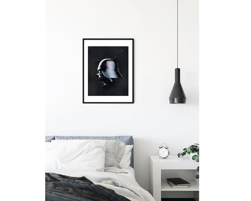 Inramad Darth Vader-affisch i sovrum ovanför säng