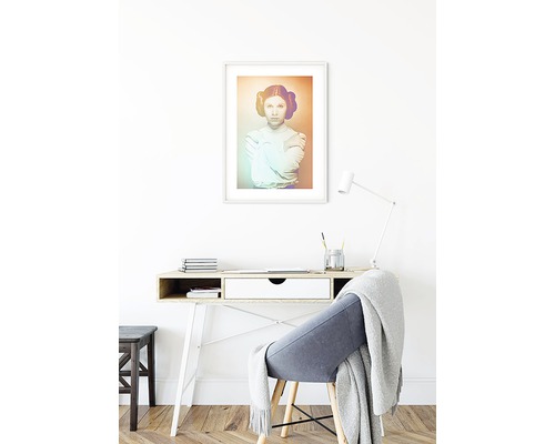 Dekorativ kontorsmiljö med skrivbord, stol och inramad bild