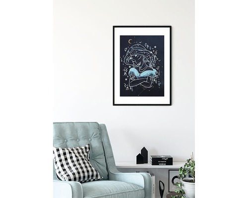 Inramad väggdekoration med en illustration av Prinsessan Jasmine och stjärnmotiv i ett vardagsrum.