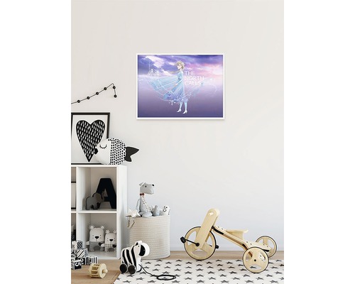 Barnrum med en inramad bild av Frozens Elsa på väggen