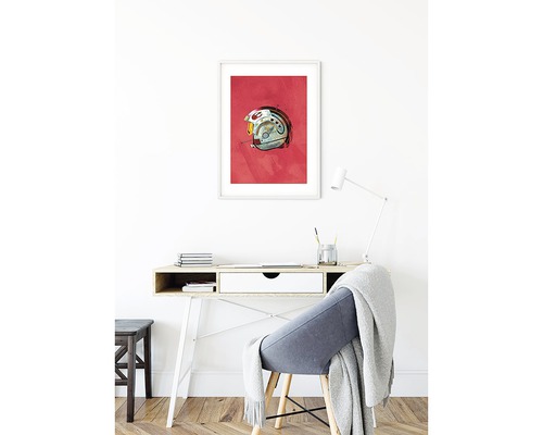 Inredningsscen med skrivbord, stol och inramad affisch av en hjälm