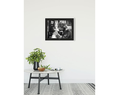 Svartvitt foto av ett par i en ram ovanför ett bord