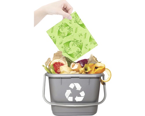 En komposthink är fylld med organiskt avfall och en hand kastar en Wettextrasa i den