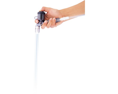 En hand manövrerar en kran med slanganslutning varifrån vatten strömmar.