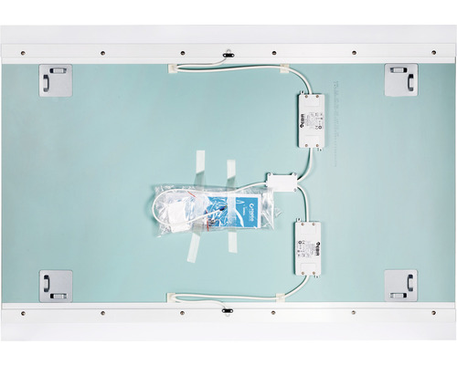 Baksidan av ett spegelskåp med fästelement, kablar och tillbehör