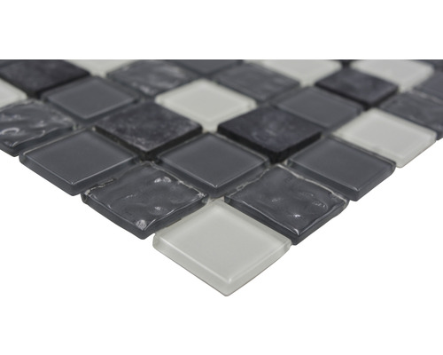 Närbild av en glasmosaikplatta med fyrkantiga element