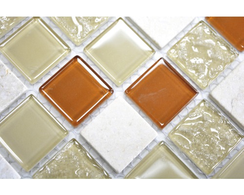 Mosaikplatta av glas och natursten i rombform