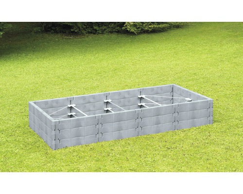 Rektangulär upphöjd planteringslåda av plast på en gräsmatta