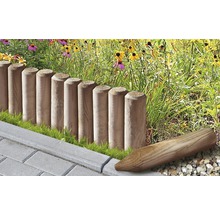 Trädgårdsutsikt med palissadstaket för gränsdragning av gräsmatta och blomsterrabatter