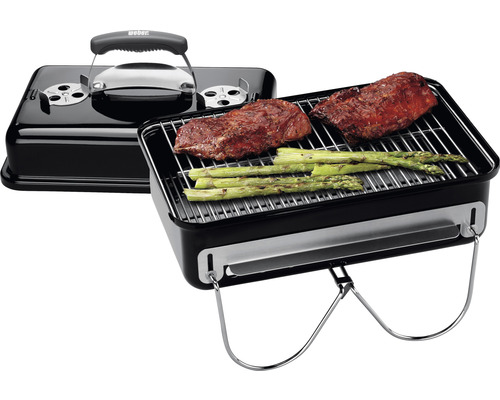 Bärbar kolgrill med grillat kött och sparris
