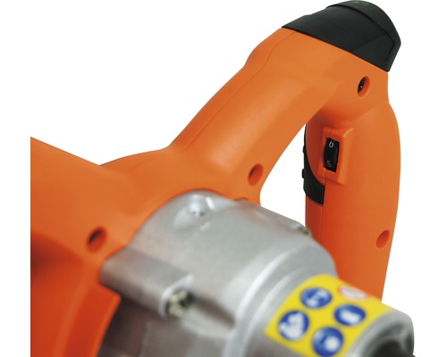 Detaljvy av en blandare med orange handtag och strömbrytare