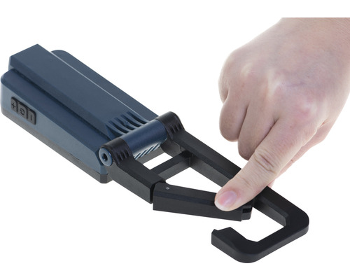 Hand som hanterar en mobil LED-arbetsbelysning