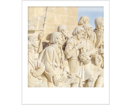 Detaljvy av ett stenmonument med flera figurer