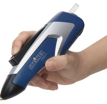 En hand håller en Steinel Neo1 limpistol.