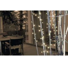 Dekorativa bambustänger med varmvit ljusslinga utomhus