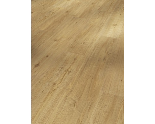 Närbild av laminatgolv med träutseende