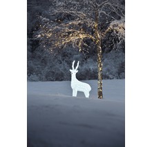 Dekorativ hjort med belysning i snöig trädgård.