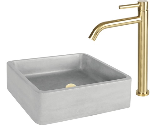 Fyrkantig tvättställsskål i betong med guldfärgad armatur