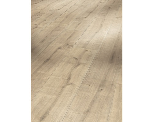Ljust laminatgolv med trästruktur