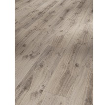 Närbild av ljust laminatgolv med trästruktur