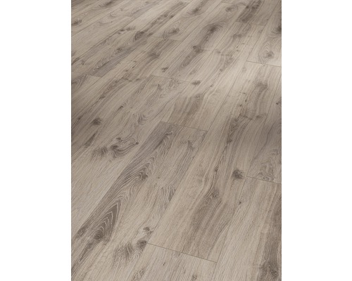 Närbild av ljust laminatgolv med trästruktur