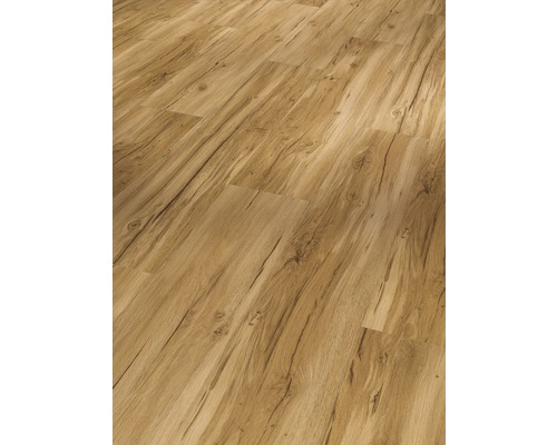 Närbild av laminatgolv med träutseende.