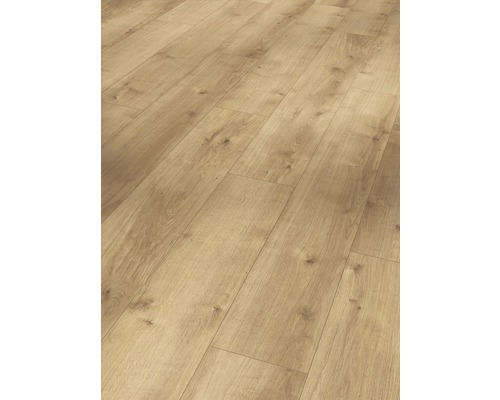 Närbild av laminatgolv med träutseende