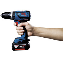 Bosch sladdlös skruvdragare i handen