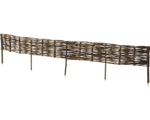 Flätat pilstängsel med markpinnar för trädgårdsavgränsning