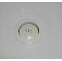 Detaljvy av ett handfat med IDO logotyp