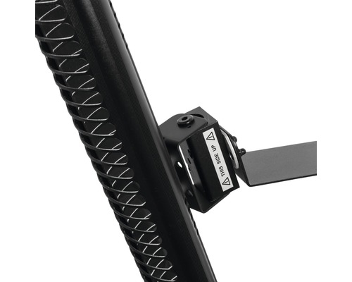 Detalj av ett svart högtalarfäste märkt ''Denna sida upp''