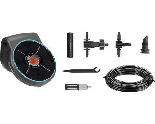 Gardena Solar droppbevattningsset med solpanel, batteri, slang och bevattningstillbehör för trädgårdsbevattning.