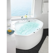 Ljust badrum med hörnbadkar och havsutsikt genom fönstret