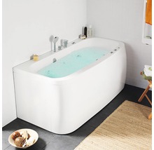 Fristående badkar med vatten i badrummet