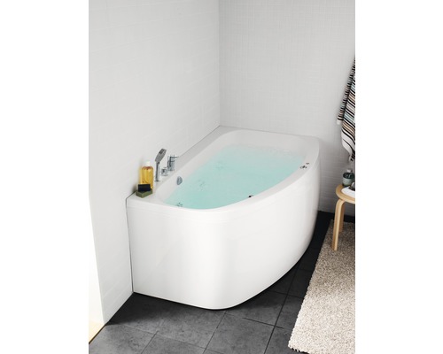 Hörnbadkar med vatten i modernt badrum