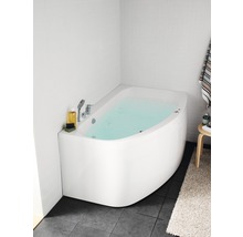 Hörnbadkar med vatten i ett ljust badrum