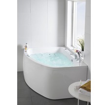 Hörnbadkar med bubbelfunktion i ett ljust badrum