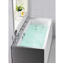 Badrumsscen med rektangulärt bubbelbadkar under fönstret