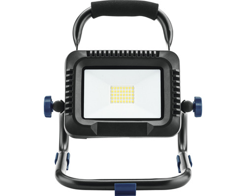 LED-strålkastare med bärhandtag och justerbart stativ.