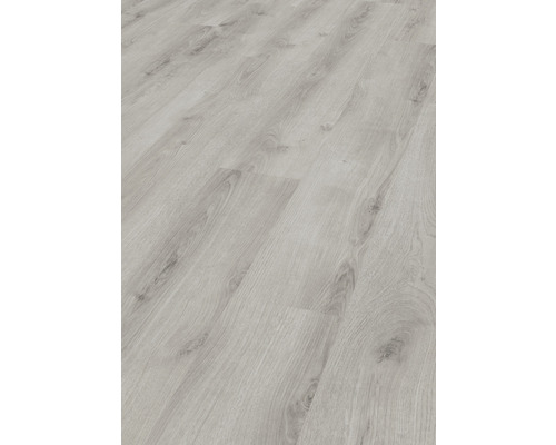 Ljust laminatgolv med trästruktur.