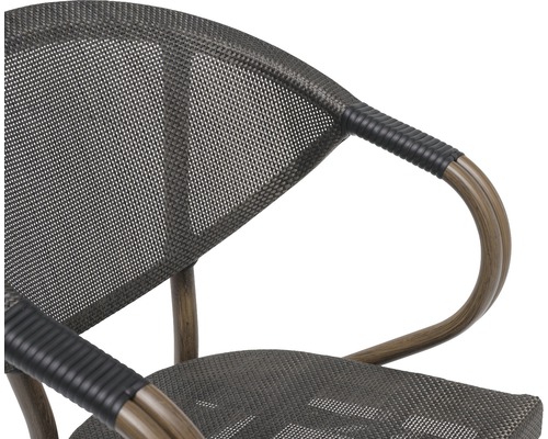 Detaljvy av en trädgårdsstol med armstöd och nätstruktur