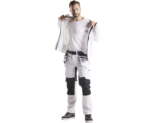 Man i målarjacka och arbetsbyxor med fickor