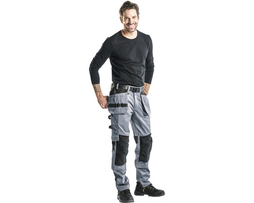 Man bär arbetsbyxor med fickor och knäskydd