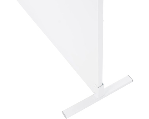 Detalj av en vit rumsavdelare med fot